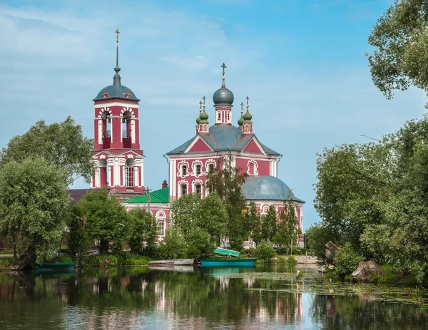 Русский пейзаж с церковью — стоковое фото
