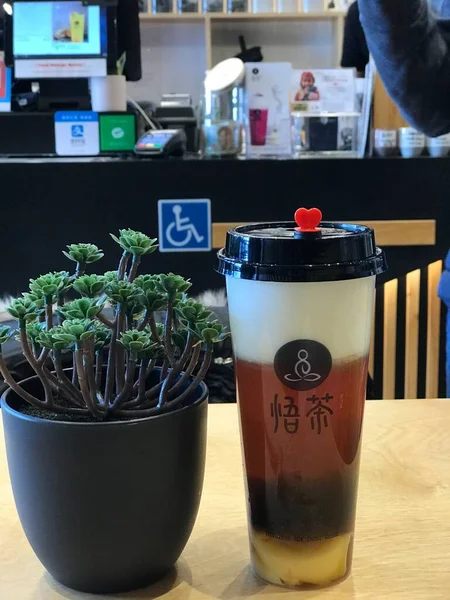 Plastikbecher Mit Getränken Und Pflanzen Auf Dem Tisch Café — Stockfoto