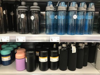 Bir sırada farklı tipte şişeler.