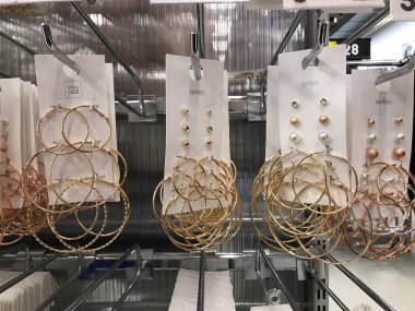 Otago, Yeni Zelanda: Güzel gümüş küpeler, aksesuarlar, şık takılar, parlak platin takılar, kadınlar için pahalı mücevherler