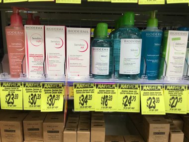 Auckland NZ Sep 222: Raf tanıtımında kozmetik cilt ürünleri. Ünlü marka Laroche Posay nivea Cerave nemlendirici losyonu. 
