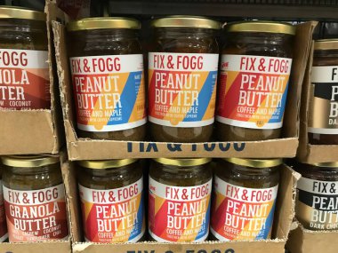 Auckland NZ Sep 222: Fıstık ezmesi badem ezmesi ve kenevir kabağı tohumu sağlıklı kahvaltı. Süpermarket raflarına yayılmış lüks paketler. Sağlıklı beslenme proteini pürüzsüz çıtır çıtır. 