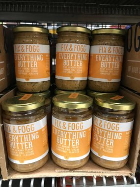 Auckland NZ Sep 222: Fıstık ezmesi badem ezmesi ve kenevir kabağı tohumu sağlıklı kahvaltı. Süpermarket raflarına yayılmış lüks paketler. Sağlıklı beslenme proteini pürüzsüz çıtır çıtır. 