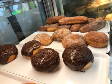 Çikolata dolu lezzetli çörekler tatlı dişli çocuklar ve eritilmiş eritilmiş eritilmiş şeker üzerine şekerli tatlı şekerler sağlıklı olmayan gıda diyabeti 