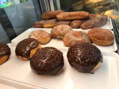 Çikolata dolu lezzetli çörekler tatlı dişli çocuklar ve eritilmiş eritilmiş eritilmiş şeker üzerine şekerli tatlı şekerler sağlıklı olmayan gıda diyabeti 