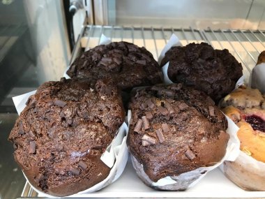 Kremalı ve şekerli çikolatalı kekler.