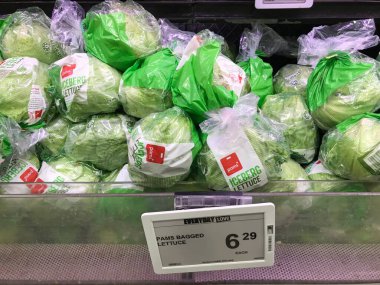 Piyasadaki raflarda marul.