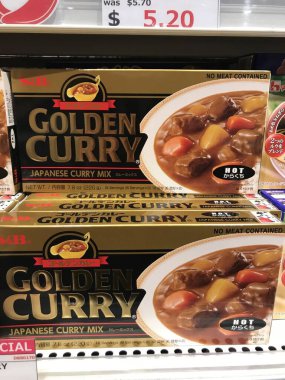 Auckland NZ sep 222: Japon köri küpleri hazır pişirme için hafif sıcak baharat seviyesi raf üzerinde geleneksel lezzetli patates ve havuç sosu ile buharda pişirilmiş pirinçli tatlı 