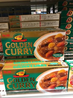 Auckland NZ sep 222: Japon köri küpleri hazır pişirme için hafif sıcak baharat seviyesi raf üzerinde geleneksel lezzetli patates ve havuç sosu ile buharda pişirilmiş pirinçli tatlı 