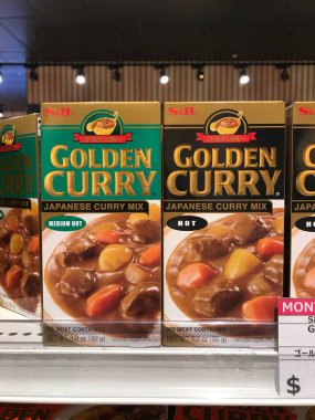 Auckland NZ sep 222: Japon köri küpleri hazır pişirme için hafif sıcak baharat seviyesi raf üzerinde geleneksel lezzetli patates ve havuç sosu ile buharda pişirilmiş pirinçli tatlı 