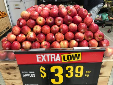 Auckland NZ Sep 222: Meyve sebze ürünleri satan sebze dükkanı taze sebze sebze organik tarım mağazası müşterilerle yeşil organik salatalık renginde taze domates üretiyor 