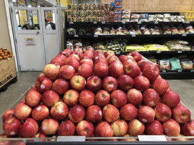 Auckland NZ Sep 222: Meyve sebze ürünleri satan sebze dükkanı taze sebze sebze organik tarım mağazası müşterilerle yeşil organik salatalık renginde taze domates üretiyor 