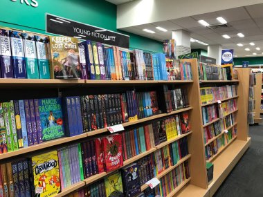 Auckland NZ sep 222: Kitap rafındaki kitaplar. Kitapçıdaki güzel sıra kitap fantezi yetişkinler kitap bölümü eğitim koleksiyonu. 