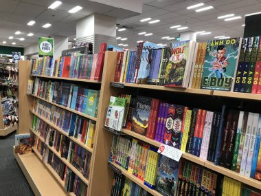 Auckland NZ sep 222: Kitap rafındaki kitaplar. Kitapçıdaki güzel sıra kitap fantezi yetişkinler kitap bölümü eğitim koleksiyonu. 