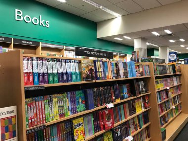 Auckland NZ sep 222: Kitap rafındaki kitaplar. Kitapçıdaki güzel sıra kitap fantezi yetişkinler kitap bölümü eğitim koleksiyonu. 