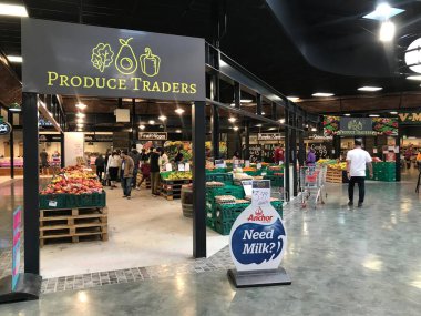 Christchurch NZ Sep 222: Taze sebze ürünleri satan sebze tüccarı dükkânı Taze sebze sebze en iyi tarım mağazası Müşteriler yeşil organik ürünler 