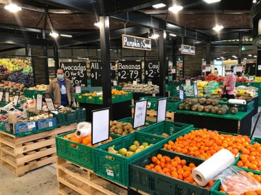 Christchurch NZ Sep 222: Taze sebze ürünleri satan sebze tüccarı dükkânı Taze sebze sebze en iyi tarım mağazası Müşteriler yeşil organik ürünler 