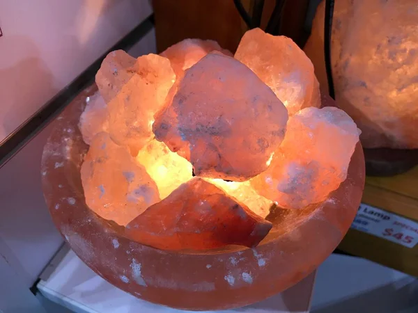 Güzel, sağlıklı Himalaya pembe tuz lambası. Kristal saflık taşı. Sağlık için.
