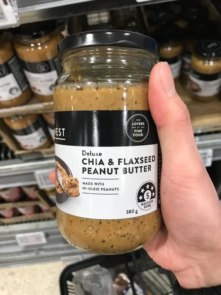 Auckland NZ Sep 222: Fıstık ezmesi badem ezmesi ve kenevir kabağı tohumu sağlıklı kahvaltı. Süpermarket raflarına yayılmış lüks paketler. Sağlıklı beslenme proteini pürüzsüz çıtır çıtır. 