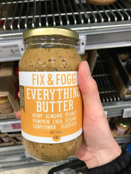 Auckland NZ Sep 222: Fıstık ezmesi badem ezmesi ve kenevir kabağı tohumu sağlıklı kahvaltı. Süpermarket raflarına yayılmış lüks paketler. Sağlıklı beslenme proteini pürüzsüz çıtır çıtır. 