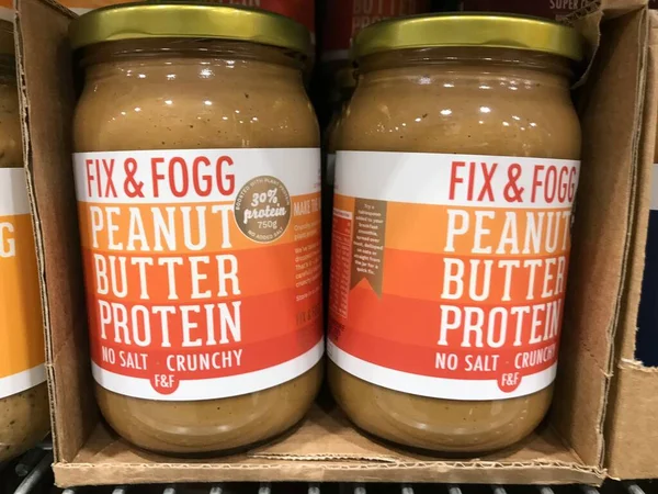 Auckland NZ Sep 222: Fıstık ezmesi badem ezmesi ve kenevir kabağı tohumu sağlıklı kahvaltı. Süpermarket raflarına yayılmış lüks paketler. Sağlıklı beslenme proteini pürüzsüz çıtır çıtır. 