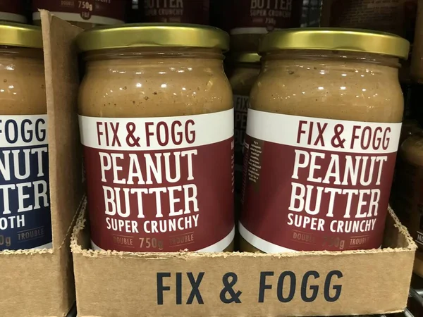 Auckland NZ Sep 222: Fıstık ezmesi badem ezmesi ve kenevir kabağı tohumu sağlıklı kahvaltı. Süpermarket raflarına yayılmış lüks paketler. Sağlıklı beslenme proteini pürüzsüz çıtır çıtır. 