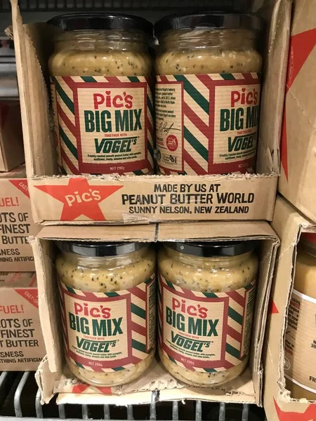 Auckland NZ Sep 222: Fıstık ezmesi badem ezmesi ve kenevir kabağı tohumu sağlıklı kahvaltı. Süpermarket raflarına yayılmış lüks paketler. Sağlıklı beslenme proteini pürüzsüz çıtır çıtır. 