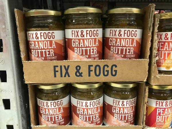 Auckland NZ Sep 222: Fıstık ezmesi badem ezmesi ve kenevir kabağı tohumu sağlıklı kahvaltı. Süpermarket raflarına yayılmış lüks paketler. Sağlıklı beslenme proteini pürüzsüz çıtır çıtır. 