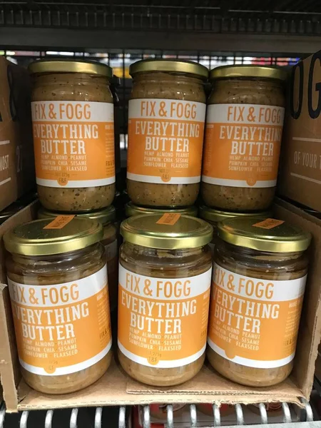 Auckland NZ Sep 222: Fıstık ezmesi badem ezmesi ve kenevir kabağı tohumu sağlıklı kahvaltı. Süpermarket raflarına yayılmış lüks paketler. Sağlıklı beslenme proteini pürüzsüz çıtır çıtır. 