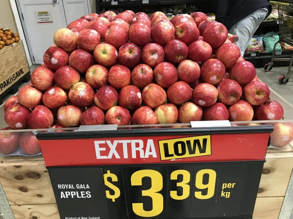 Auckland NZ Sep 222: Meyve sebze ürünleri satan sebze dükkanı taze sebze sebze organik tarım mağazası müşterilerle yeşil organik salatalık renginde taze domates üretiyor 