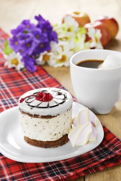 Hot coffee and tasty cake — Stock Photo, Image