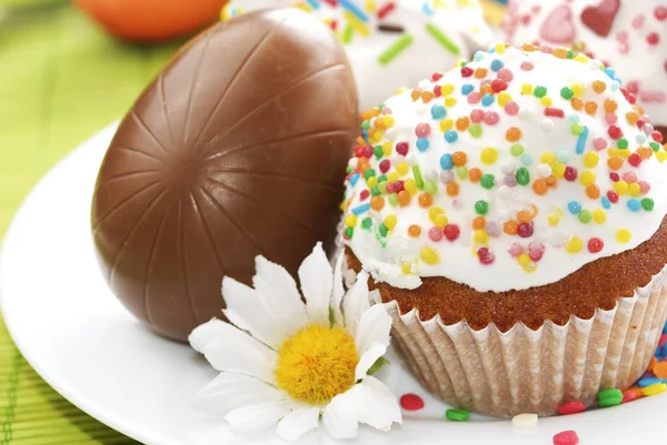 Pasteles de Pascua y huevos de Pascua de chocolate — Foto de Stock