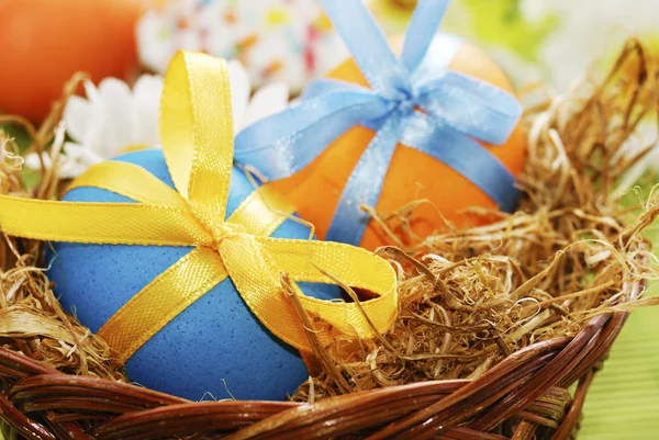 Huevos de Pascua coloridos en la cesta —  Fotos de Stock