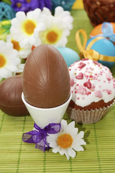 Huevos de Pascua de chocolate y pastel — Foto de Stock