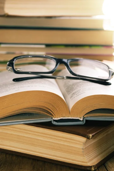 Copos de leitura no livro aberto — Fotografia de Stock