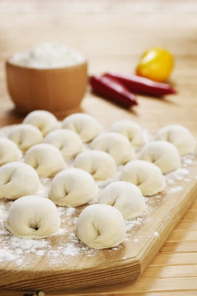 Kött dumplings i kök-styrelsen — Stockfoto