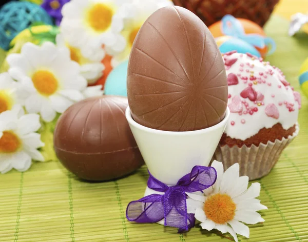 Huevos de Pascua de chocolate y pastel — Foto de Stock