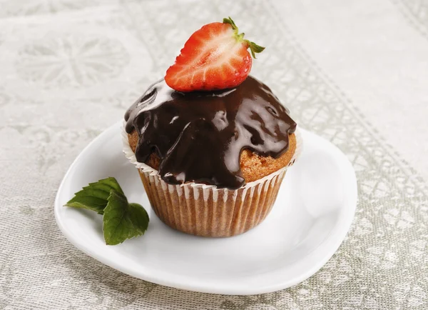 Suklaa muffini mansikka päälle — kuvapankkivalokuva
