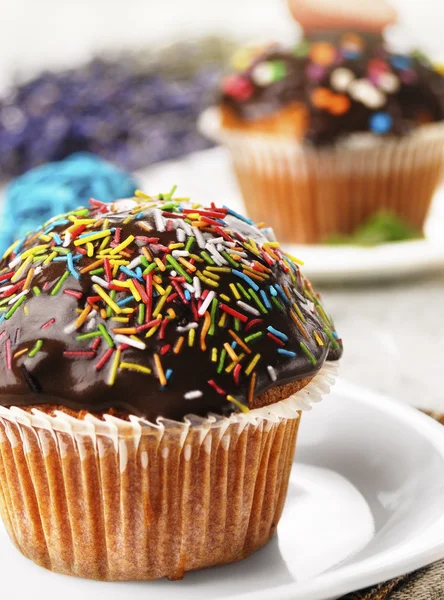 Muffin au chocolat avec saupoudres — Photo