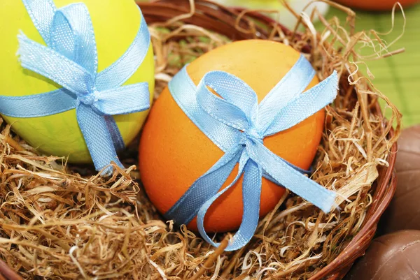 Huevos de Pascua coloridos en la cesta —  Fotos de Stock