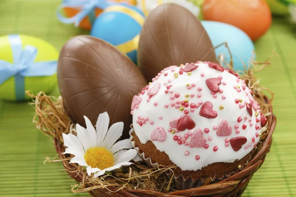 Pastel de Pascua y huevos de Pascua de chocolate — Foto de Stock