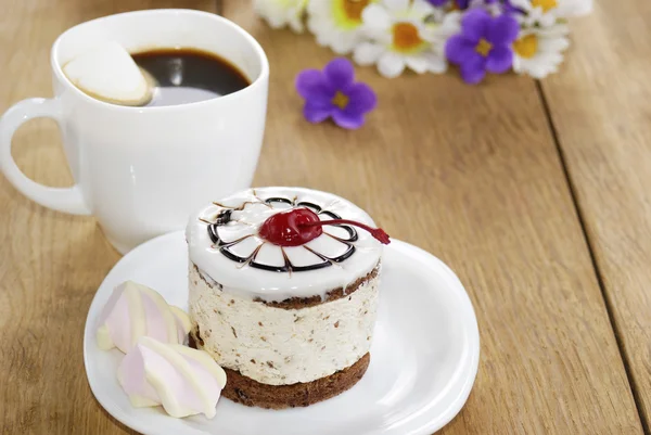 Café caliente y sabroso pastel — Foto de Stock