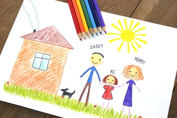 Enfants dessinant famille heureuse près de leur maison — Photo