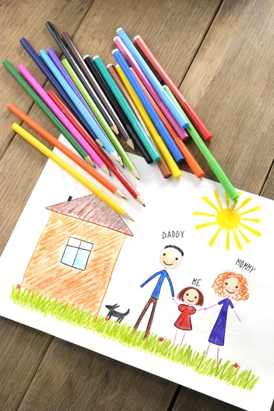 Дети рисуют счастливую семью рядом с их домом — стоковое фото
