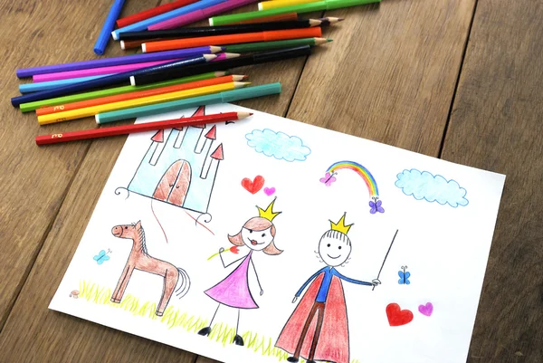 Дети рисуют принцессу и принца — стоковое фото