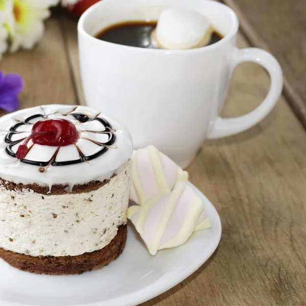 Hot coffee and tasty cake — Stock Photo, Image