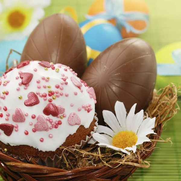 Wielkanocne ciasto i czekoladowe jaja wielkanocne — Zdjęcie stockowe
