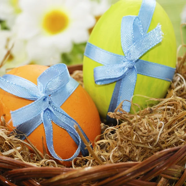 Huevos de Pascua coloridos en la cesta —  Fotos de Stock