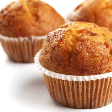 beyaz zemin üzerinde üç muffins