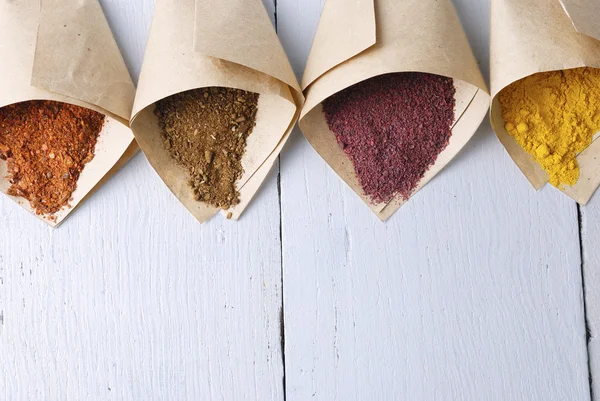 Baharat ile kağıt zarfları